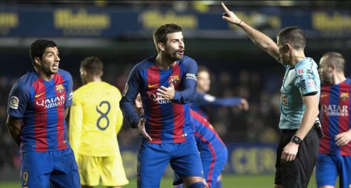بيكيه يفتح نارا جديدة على التحكيم بسبب ريال مدريد.. وراموس يرد بسخرية